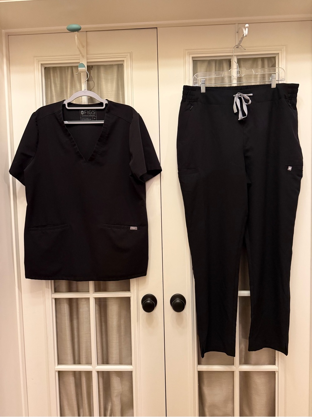 XL Black Women’s Figs Scrub Set w/ Yola Slim Scrub Pants EUC